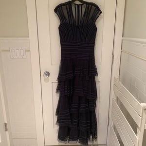 Tadashi Shoji stretch tiered formal gown navy sz 4